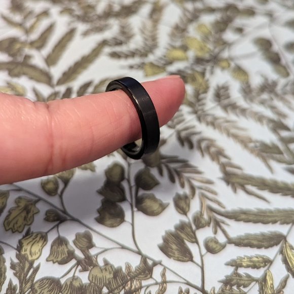 Black Tungsten pipe Cut Ring - Picture 4 of 4